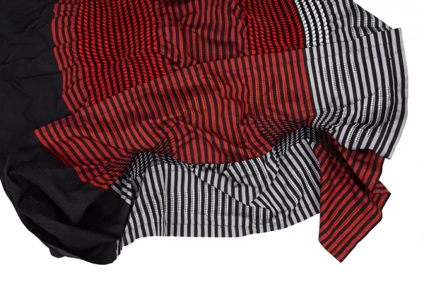 イッセイミヤケISSEY MIYAKE SUNSET ストライププリーツ変形デザインスカート 黒赤グレー2 K-108654_010