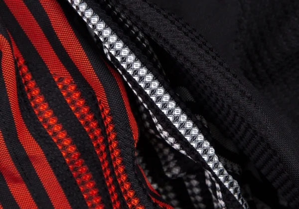 イッセイミヤケISSEY MIYAKE SUNSET ストライププリーツ変形デザインセットアップ 黒赤グレー2 K-108655_019