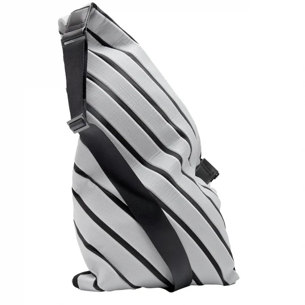 イッセイミヤケISSEY MIYAKE LINEAR KNIT プリーツショルダーバッグ オフ黒 K-109398_001