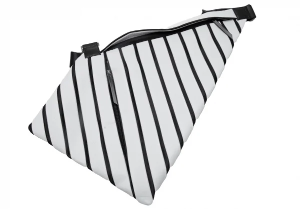 イッセイミヤケISSEY MIYAKE LINEAR KNIT プリーツショルダーバッグ オフ黒 K-109398_010
