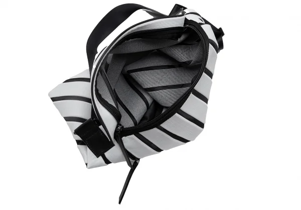 イッセイミヤケISSEY MIYAKE LINEAR KNIT プリーツショルダーバッグ オフ黒 K-109398_011