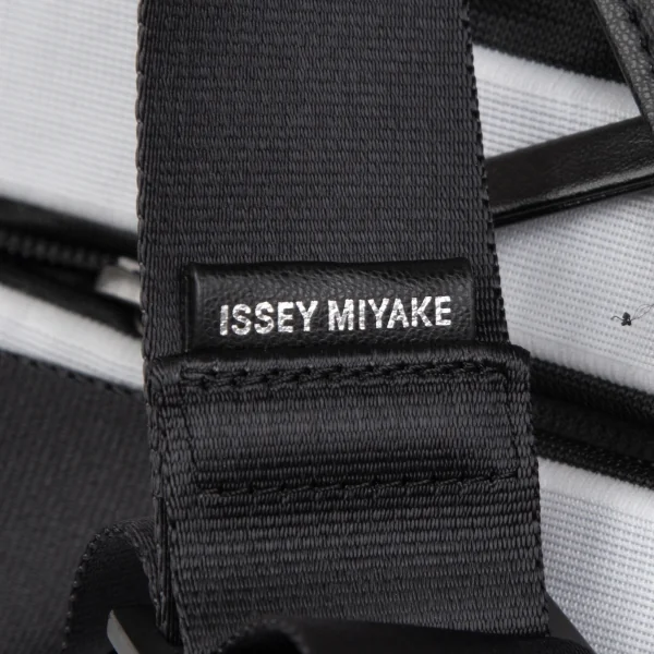 イッセイミヤケISSEY MIYAKE LINEAR KNIT プリーツショルダーバッグ オフ黒 K-109398_012