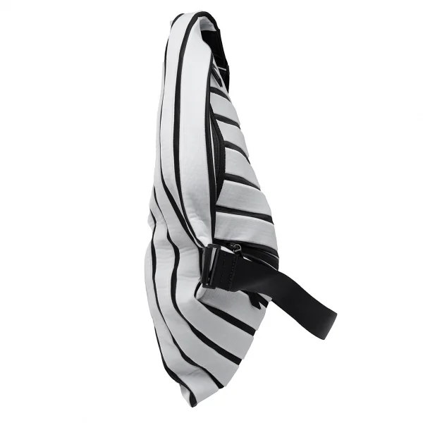 イッセイミヤケISSEY MIYAKE LINEAR KNIT プリーツショルダーバッグ オフ黒 K-109398_003