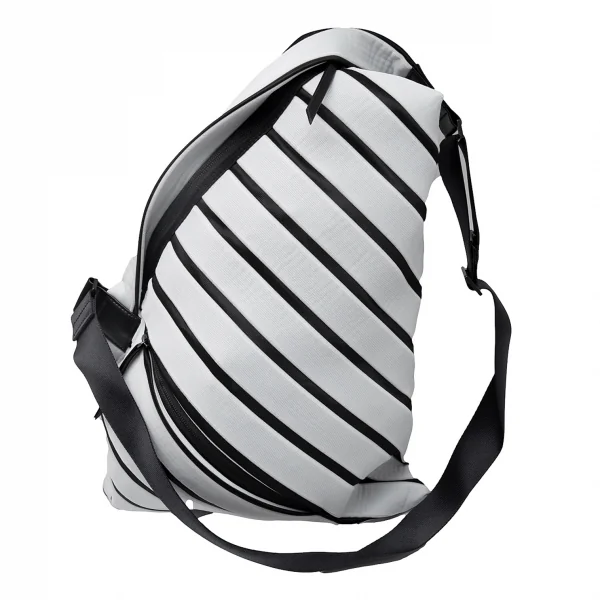 イッセイミヤケISSEY MIYAKE LINEAR KNIT プリーツショルダーバッグ オフ黒 K-109398_004