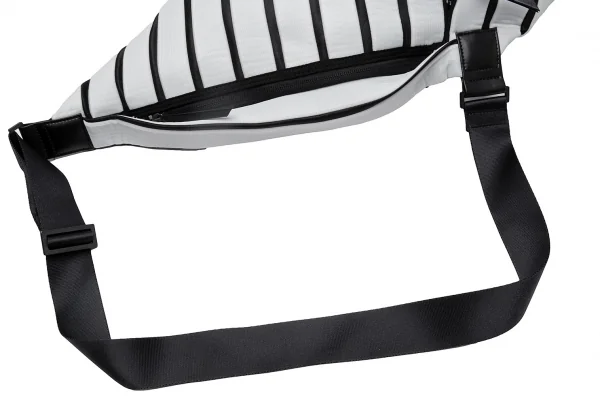 イッセイミヤケISSEY MIYAKE LINEAR KNIT プリーツショルダーバッグ オフ黒 K-109398_008