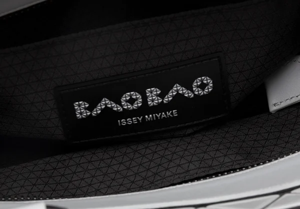バオバオ イッセイミヤケ BAO BAO ISSEY MIYAKE CRYSTAL GLOSS ミニショルダーバッグ オフ K-109400_016