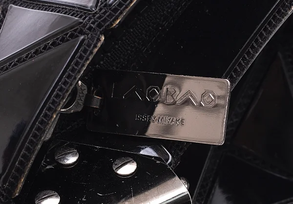 バオバオ イッセイミヤケ BAO BAO ISSEY MIYAKE マチ付きショルダーバッグ 黒 K-109732_013