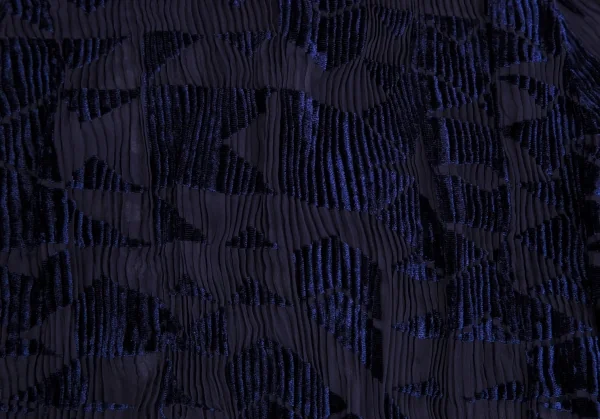 イッセイミヤケISSEY MIYAKE 幾何学フロッキープリントハイネックシースループリーツカットソー 紺2 K-109923_011