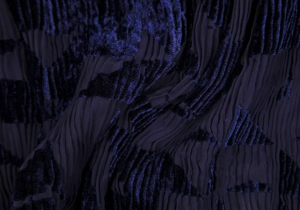 イッセイミヤケISSEY MIYAKE 幾何学フロッキープリントハイネックシースループリーツカットソー 紺2 K-109923_013