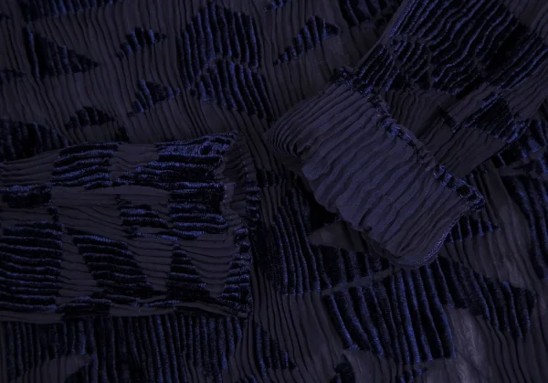 イッセイミヤケISSEY MIYAKE 幾何学フロッキープリントハイネックシースループリーツカットソー 紺2 K-109923_007