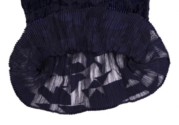 イッセイミヤケISSEY MIYAKE 幾何学フロッキープリントハイネックシースループリーツカットソー 紺2 K-109923_009