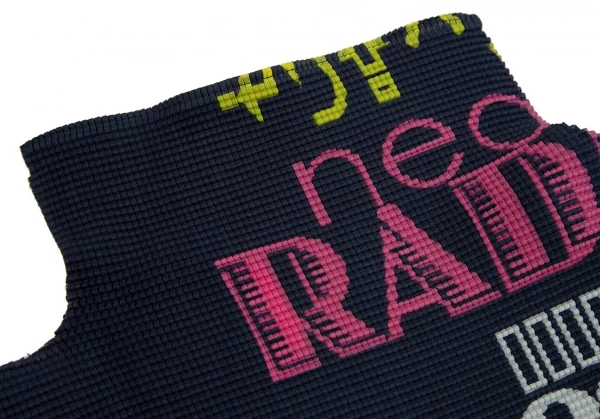 イッセイミヤケ ミーISSEY MIYAKE me レタリングボックスプリーツハイネックTシャツ 紺マルチF K-109970_004