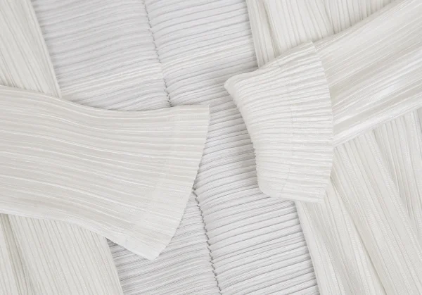 イッセイミヤケ　me カーディガン　ボレロ　ラメ　ホワイト イッセイミヤケ me カーディガン ボレロ ラメ ホワイト イッセイミヤケ