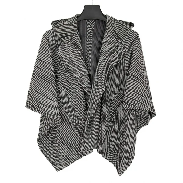 オムプリッセ イッセイ ミヤケHOMME PLISSE ISSEY MIYAKE BODY FLOW ストライプスクエアシルエットパーカー 白黒1 K-110694_001