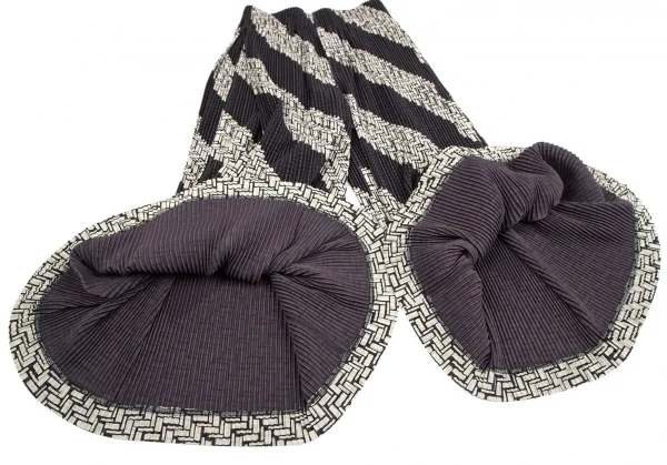 オムプリッセ イッセイ ミヤケHOMME PLISSE ISSEY MIYAKE 総柄プリントサイドタックプリーツワイドパンツ 黒生成り2 K-111026_011