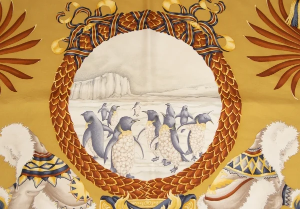 サルバトーレフェラガモSalvatore Ferragamo 北極プリントシルクスカーフ 黒黄 K-112155_004