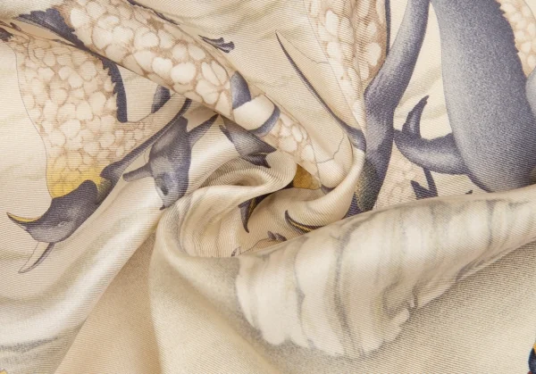 サルバトーレフェラガモSalvatore Ferragamo 北極プリントシルクスカーフ 黒黄 K-112155_009