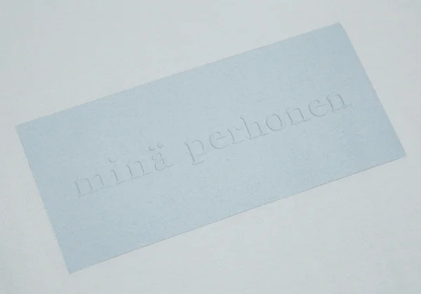 ミナペルホネンmina perhonen エンボスボックスロゴプリントTシャツ ライトブルーEX K-112297_004