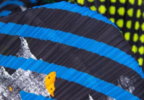 プリーツプリーズPLEATS PLEASE グラフィックプリントボタンレスカーディガン 紺マルチ4 K-112411_016