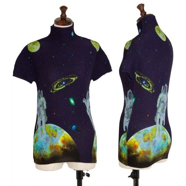 イッセイミヤケ ミーISSEY MIYAKE me 宇宙飛行士プラネットプリントストレッチプリーツハイネックTシャツ 紺F K-113809_001