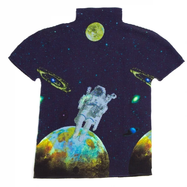 イッセイミヤケ ミーISSEY MIYAKE me 宇宙飛行士プラネットプリントストレッチプリーツハイネックTシャツ 紺F K-113809_010