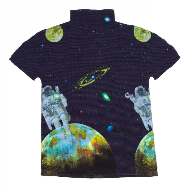 イッセイミヤケ ミーISSEY MIYAKE me 宇宙飛行士プラネットプリントストレッチプリーツハイネックTシャツ 紺F K-113809_002