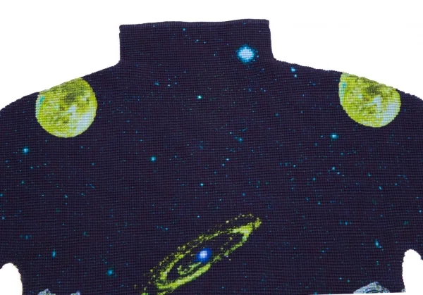 イッセイミヤケ ミーISSEY MIYAKE me 宇宙飛行士プラネットプリントストレッチプリーツハイネックTシャツ 紺F K-113809_003