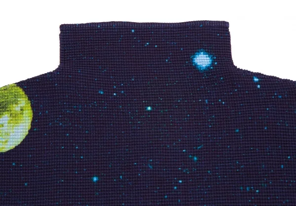 イッセイミヤケ ミーISSEY MIYAKE me 宇宙飛行士プラネットプリントストレッチプリーツハイネックTシャツ 紺F K-113809_004