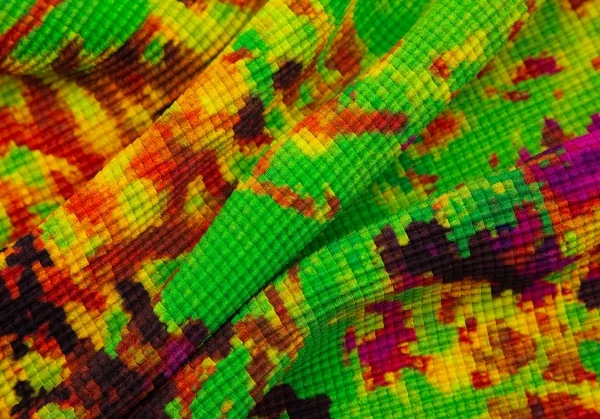 イッセイミヤケ ミーISSEY MIYAKE me グラフィックプリントストレッチプリーツハイネックカットソー 黄緑マルチF K-113813_012