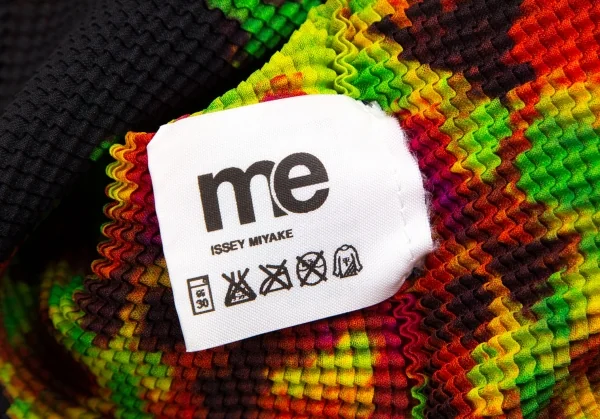 イッセイミヤケ ミーISSEY MIYAKE me グラフィックプリントストレッチプリーツハイネックカットソー 黄緑マルチF K-113813_014