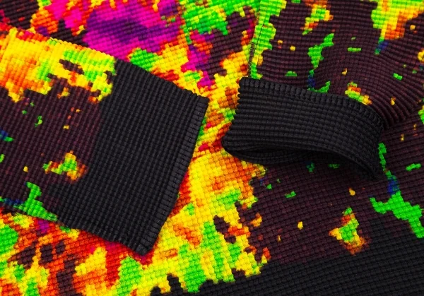 イッセイミヤケ ミーISSEY MIYAKE me グラフィックプリントストレッチプリーツハイネックカットソー 黄緑マルチF K-113813_005