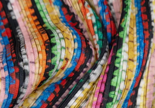 プリーツプリーズPLEATS PLEASE カラフルニット転写プリントタートルネックノースリーブカットソー マルチ5 K-114244_010