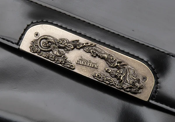 ジャンポールゴルチエJean Paul GAULTIER ドラゴンメタルプレートフラップショルダーバッグ 黒 K-115792_011