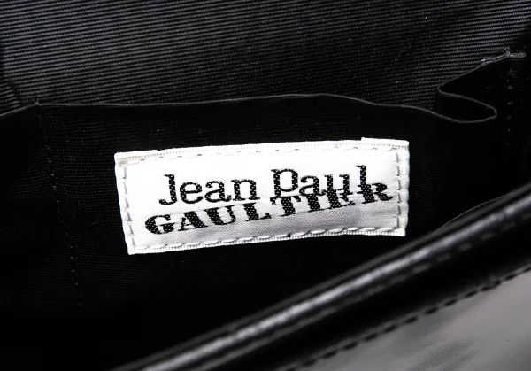 ジャンポールゴルチエJean Paul GAULTIER ドラゴンメタルプレートフラップショルダーバッグ 黒 K-115792_019
