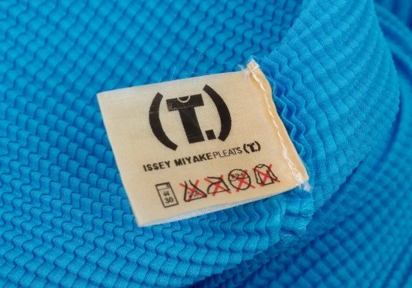 イッセイミヤケISSEY MIYAKEPLEATS (T.) ストレッチプリーツハイネックカットソー 水色M K-115994_013