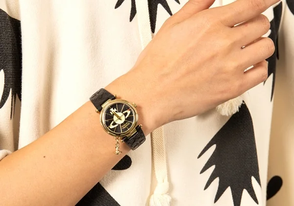 ヴィヴィアンウエストウッドVivienne Westwood オーブチャーム付きレザーバンドウォッチ ゴールド黒 K-116469_012