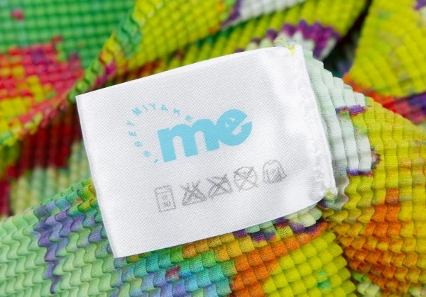 イッセイミヤケ ミーISSEY MIYAKE me フローラルプリントストレッチプリーツハイネックTシャツ 黄マルチF K-117214_012