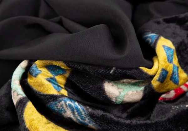 ヨウジヤマモト プールオムYohji Yamamoto POUR HOMME 片袖グラフィックベロア切替ピークドフレアドレスコート 黒1 K-117457_016