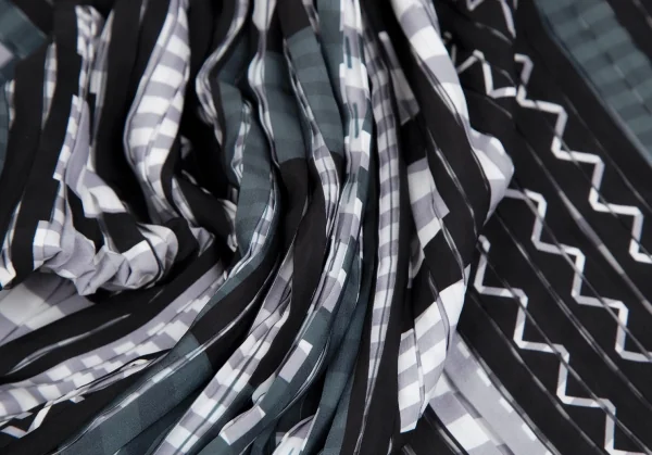 イッセイミヤケISSEY MIYAKE プリントプリーツワイドパンツ グレー黒他1 K-117801_011