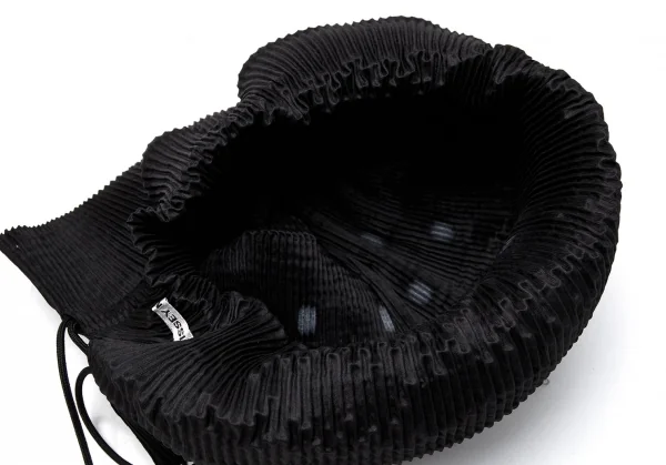 イッセイミヤケISSEY MIYAKE 樹脂加工プリーツナップサック 黒白 K-117906_011