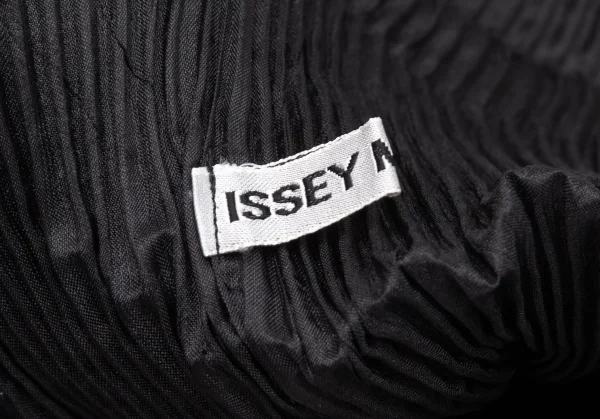 イッセイミヤケISSEY MIYAKE 樹脂加工プリーツナップサック 黒白 K-117906_012