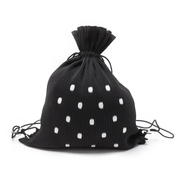 イッセイミヤケISSEY MIYAKE 樹脂加工プリーツナップサック 黒白 K-117906_002