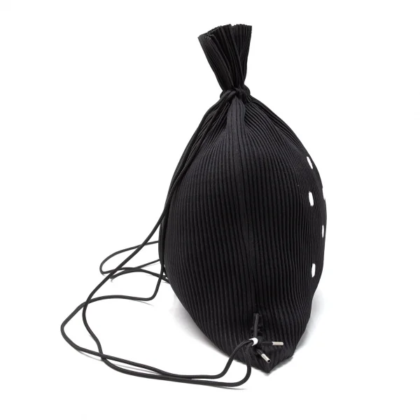 イッセイミヤケISSEY MIYAKE 樹脂加工プリーツナップサック 黒白 K-117906_004