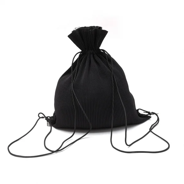 イッセイミヤケISSEY MIYAKE 樹脂加工プリーツナップサック 黒白 K-117906_005