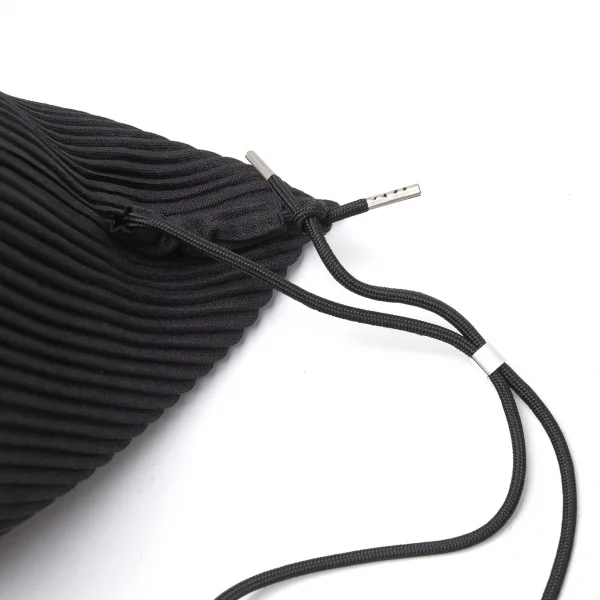 イッセイミヤケISSEY MIYAKE 樹脂加工プリーツナップサック 黒白 K-117906_006