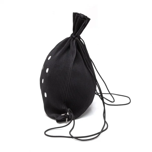イッセイミヤケISSEY MIYAKE 樹脂加工プリーツナップサック 黒白 K-117906_007
