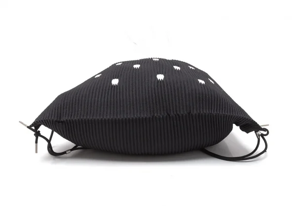 イッセイミヤケISSEY MIYAKE 樹脂加工プリーツナップサック 黒白 K-117906_008