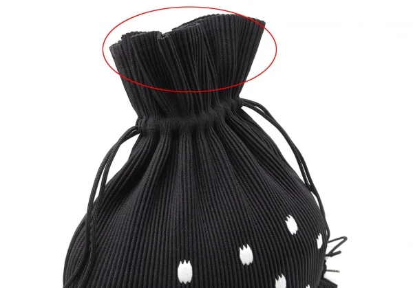 イッセイミヤケISSEY MIYAKE 樹脂加工プリーツナップサック 黒白 K-117906_009