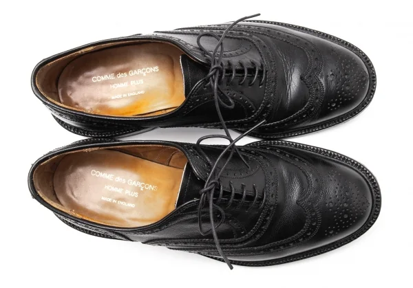 コムデギャルソンオムプリュスCOMME des GARCONS HOMME PLUS Tricker’s社製ウイングチップレザーシューズ 黒26.5位 K-118042_002