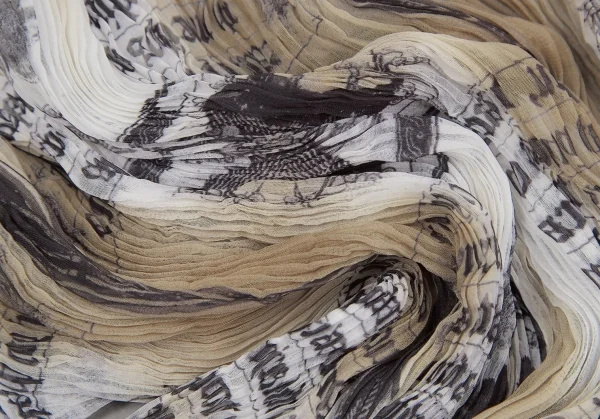 イッセイミヤケ ホワイトレーベルISSEY MIYAKE WHITE LABEL プリントハイネックプリーツ半袖カットソー 茶白黒2 K-119025_011